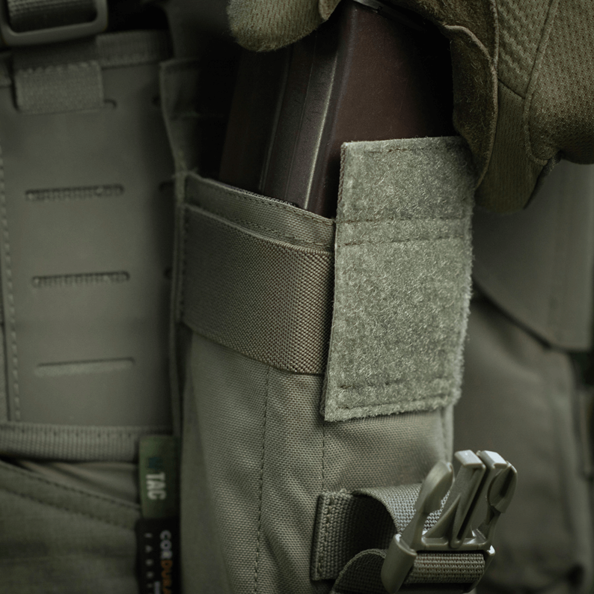 M-Tac kaksiosainen lippastasku Fastex-lukolla Cordura 500D:stä AR- ja AK-lipaille, sopii nopeaan käyttöön