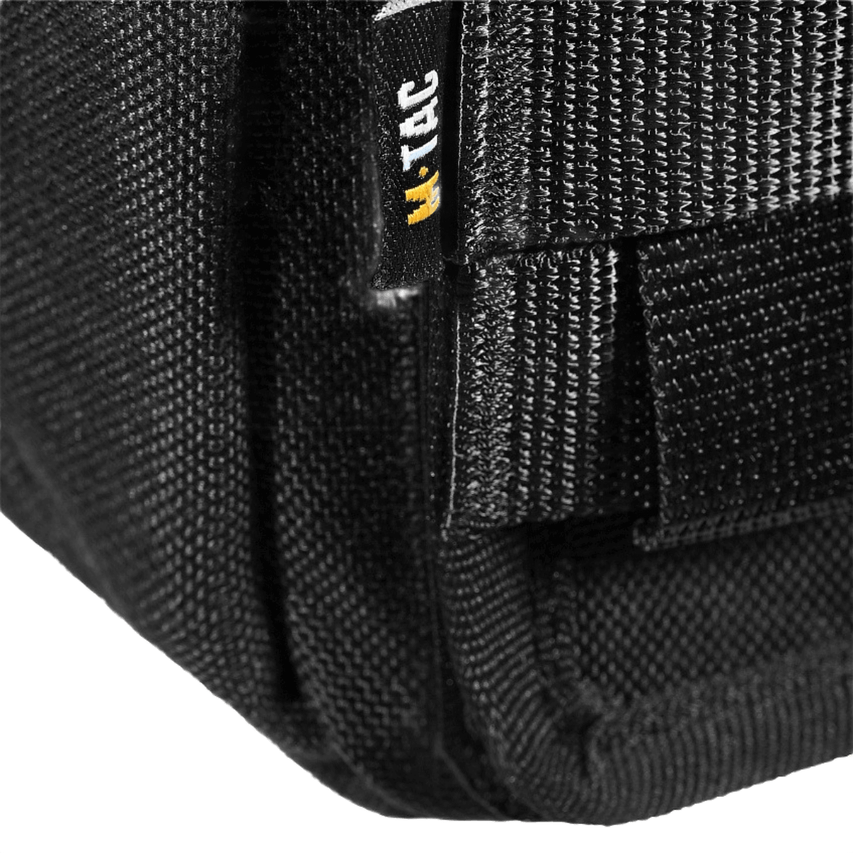Lähikuva M-Tac Medical Pouch Rip Offista vahvalla vetoketjulla ja MOLLE Velcro -paneelilla ensiapupakkauksen säilytykseen.