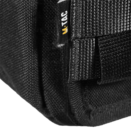 Lähikuva M-Tac Medical Pouch Rip Offista vahvalla vetoketjulla ja MOLLE Velcro -paneelilla ensiapupakkauksen säilytykseen.