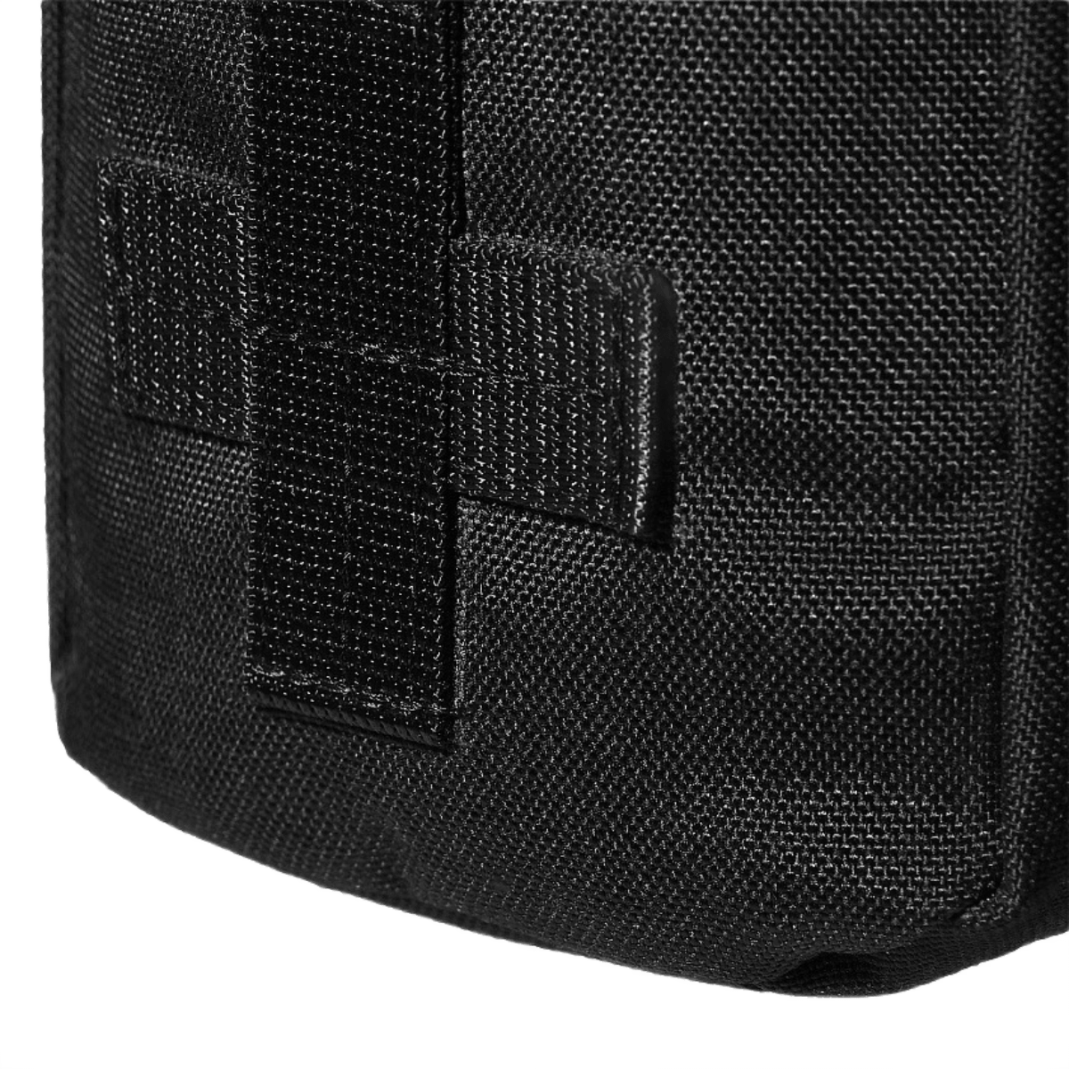 Lähikuva M-Tac Medical Pouch Rip Offista kiinnitettynä MOLLE Velcro -paneeliin, ihanteellinen ensiapupakkauksen säilytykseen.