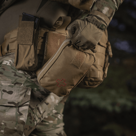 M-Tac Medical Pouch Rip Off kiinnitetty taktiseen liiviin MOLLE-järjestelmällä nopeaa ensiapua varten, vahva vetoketju turvallista säilytystä varten.