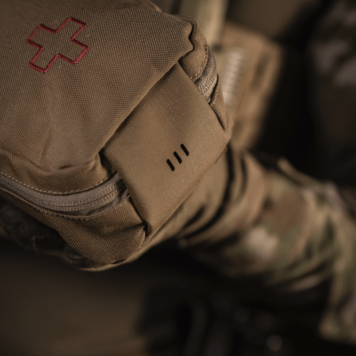 M-Tac Medical Pouch Rip Off suunniteltu ensiapupakkaukselle, kiinnitetty MOLLE Velcro -paneeliin.