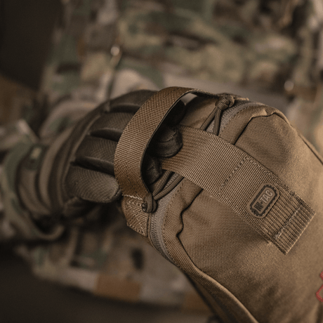 M-Tac Medical Pouch Rip Off kiinnitetty MOLLE Velcro -paneeliin, suunniteltu nopeaan irrotukseen, vahva vetoketju lääkinnälliseen säilytykseen.