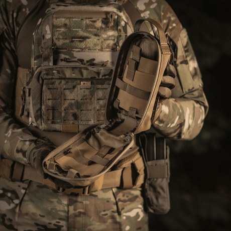 M-Tac Medical Pouch Rip Off kiinnitetty MOLLE Velcro -paneeleihin nopeaa ensiapukäyttöä varten, vahva vetoketju turvallista säilytystä varten.