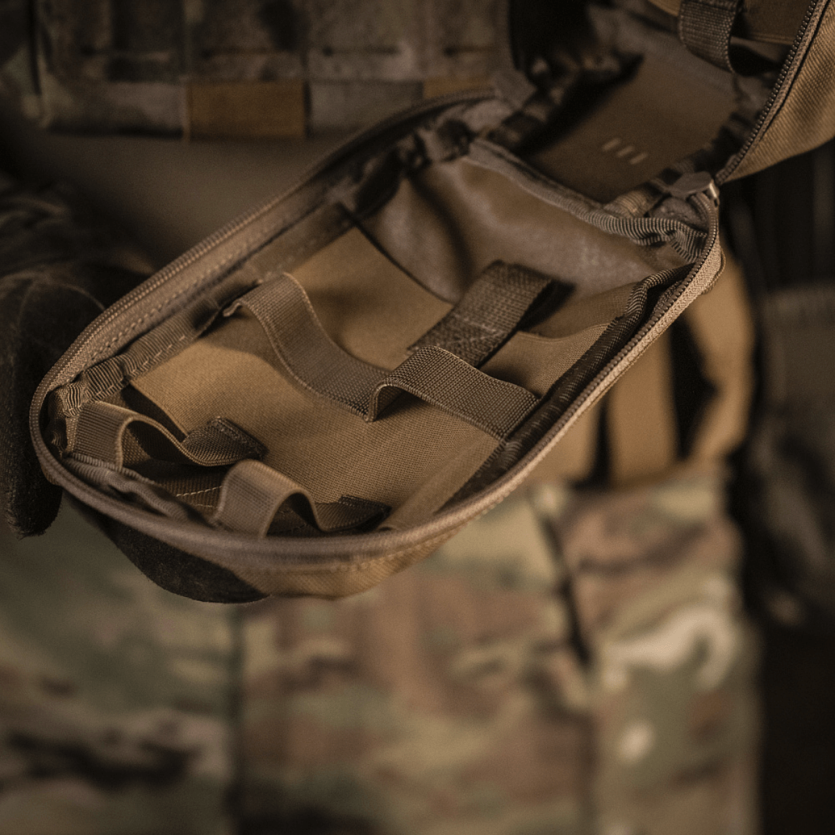 M-Tac Medical Pouch Rip Off kiinnitetty MOLLE Velcro -paneeleihin ensiapuvälineiden säilytykseen, varustettu vahvalla vetoketjulla.