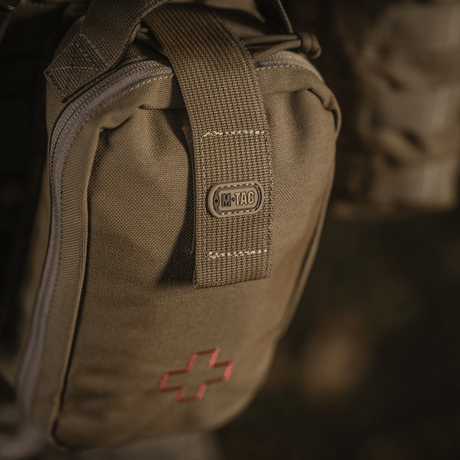 M-Tac Medical Pouch Rip Off kiinnitetty MOLLE Velcro -paneeliin; ensiapupakkaus laukun kestävään pääosioon vetoketjulla.