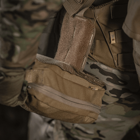 M-Tac Medical Pouch Rip Off kiinnitetty MOLLE-paneeleihin nopeaa pääsyä ensiapuvälineisiin, esitetty vetoketjudetailin kanssa.