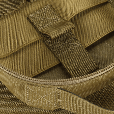 Lähikuva M-Tac Medical Pouch Rip Offista, näyttää laukun vahvan vetoketjun ja modulaarisen muotoilun ensiapuvälineille.