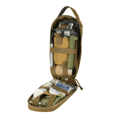 M-Tac Medical Pouch Rip Off auki, näyttää ensiapuvälineitä, kiinnitettynä MOLLE Velcro -paneeliin, helppo repäistä irti ja nopea pääsy lääkintätarvikkeisiin.