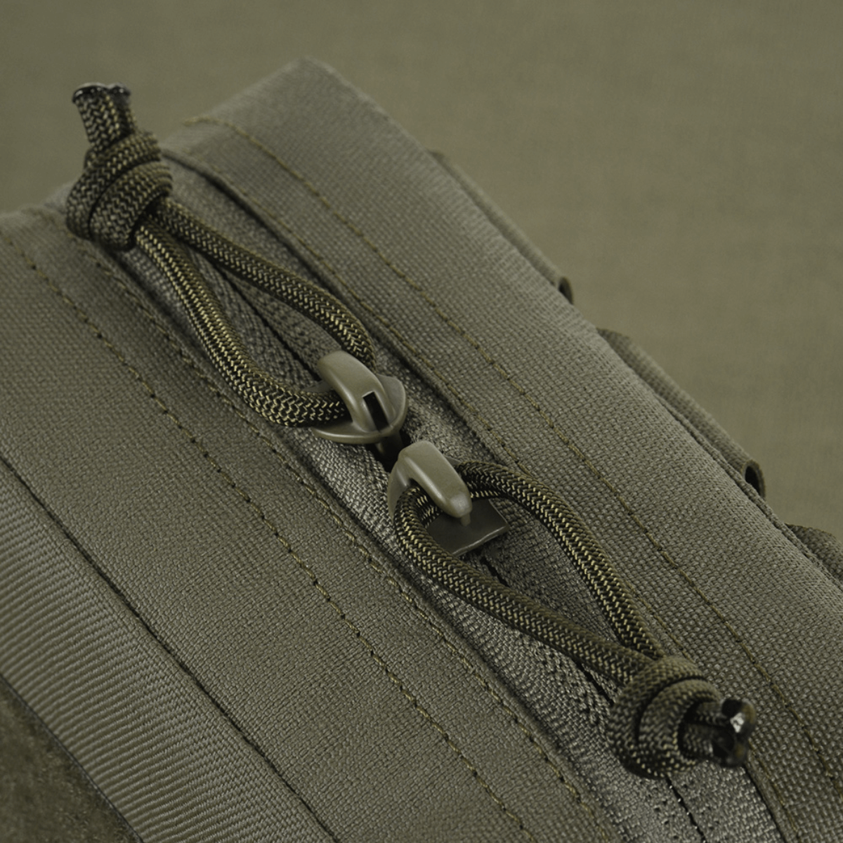 Lähikuva M-Tac Utility Pouch Elite Smallista vahvalla vetoketjulla ja Cordura 500D -materiaalilla.