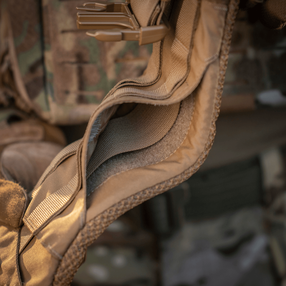 Lähikuva M-Tac War Belt ARMORista, kestävä Cordura 500D ja MIL-SPEC MOLLE-webbing taktisiin käyttötarkoituksiin.