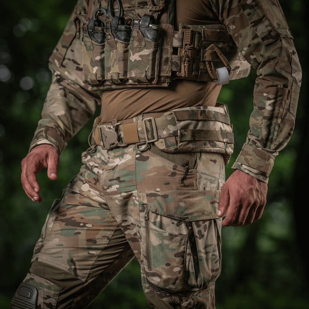 M-Tac War Belt ARMOR taktinen vyö käytössä maastovaatetuksen kanssa MOLLE-webbingillä taistelutehtäviin.