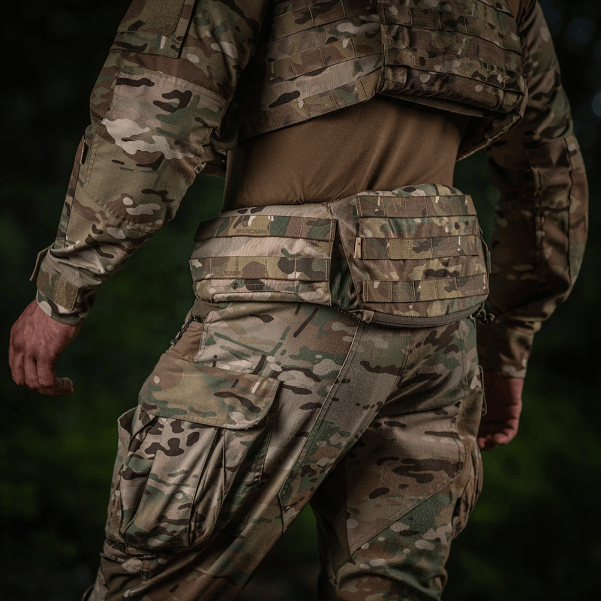 M-Tac War Belt ARMOR taktinen vyö MOLLE-webbingillä maastokuvioinnissa, sopii moderneille taistelijoille varusteiden kanssa.