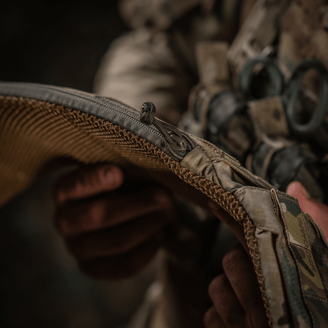 Lähikuva M-Tac War Belt ARMORin käytöstä, näyttää Cordura 500D -kankaan yksityiskohdat ja MOLLE-webbingin lisätarvikkeiden kiinnitykseen.