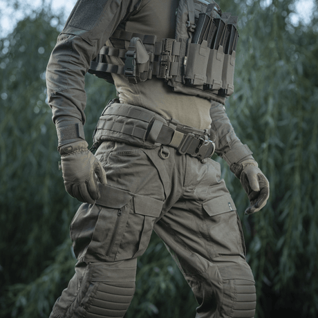 M-Tac War Belt ARMOR -taktinen vyö MOLLE-webbingillä, suunniteltu nykyaikaisiin taistelutehtäviin. Cordura 500D, vyön käyttö esillä.