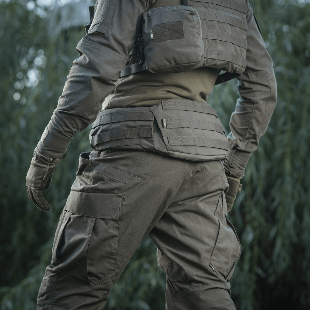 M-Tac War Belt ARMOR käytössä taktisen asiantuntijan päällä ulkona, näyttää MOLLE-webbingin varusteiden kiinnitykseen.