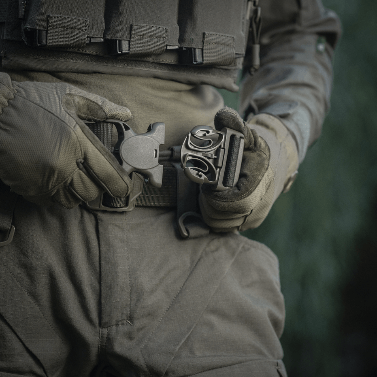 M-Tac War Belt ARMOR MOLLE-webbingillä ja tukevalla lukituksella, suunniteltu taktisiin käyttötilanteisiin.