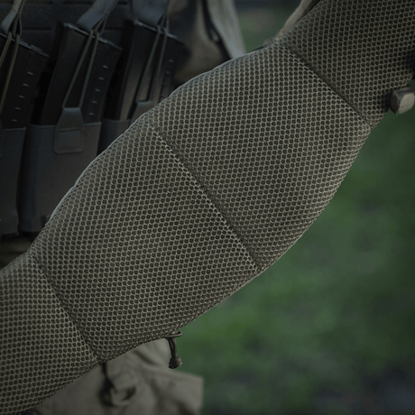 Lähikuva M-Tac War Belt ARMORista MOLLE-webbingillä, suunniteltu taktiseen käyttöön ja kestävästä Cordura 500D:stä.