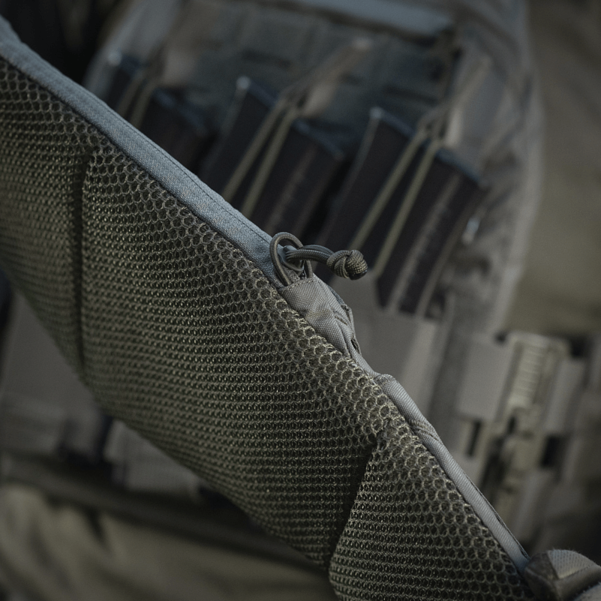 M-Tac War Belt ARMOR kestävästä Cordura 500D:stä ja MIL-SPEC MOLLE-webbingillä taktisen varustuksen kiinnitykseen.