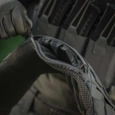 Lähikuva M-Tac War Belt ARMORista Cordura 500D:ssä ja MOLLE-webbingillä, osa taktista varustusta, sopiva taistelutehtäviin.