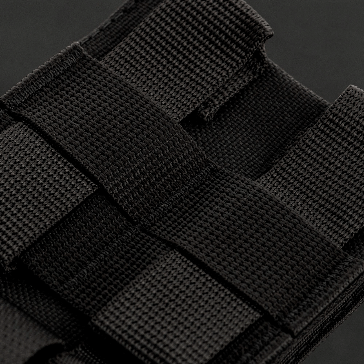 Lähikuva M-Tac Mag Drop Pouch Elite MOLLE-kiinnikkeistä turvalliseen lippaiden säilytykseen ja nopeaan tyhjennykseen.