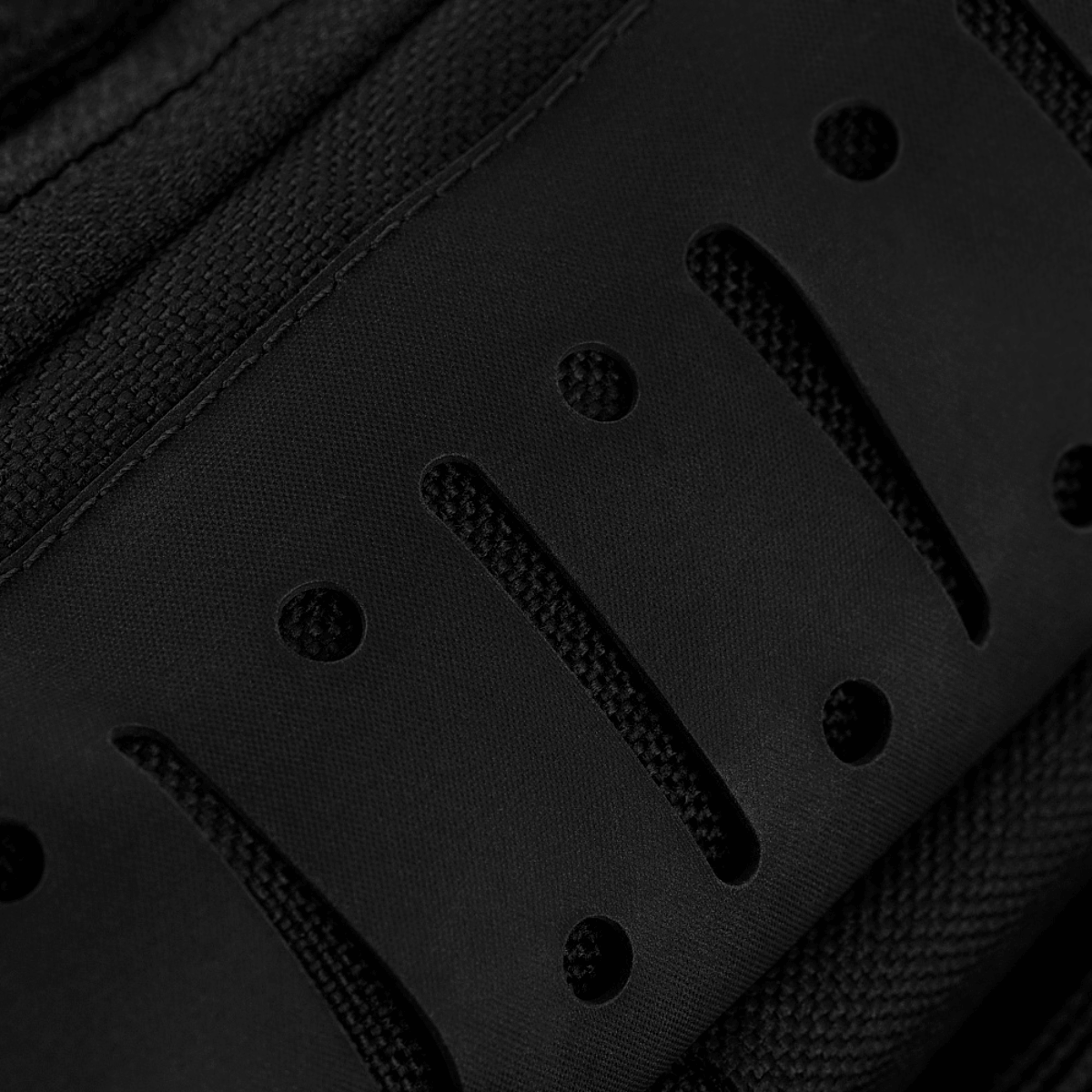 Yksityiskohta M-Tac Medical Pouch Elite Rip Off -mustasta materiaalista ja joustavista hihnoista.
