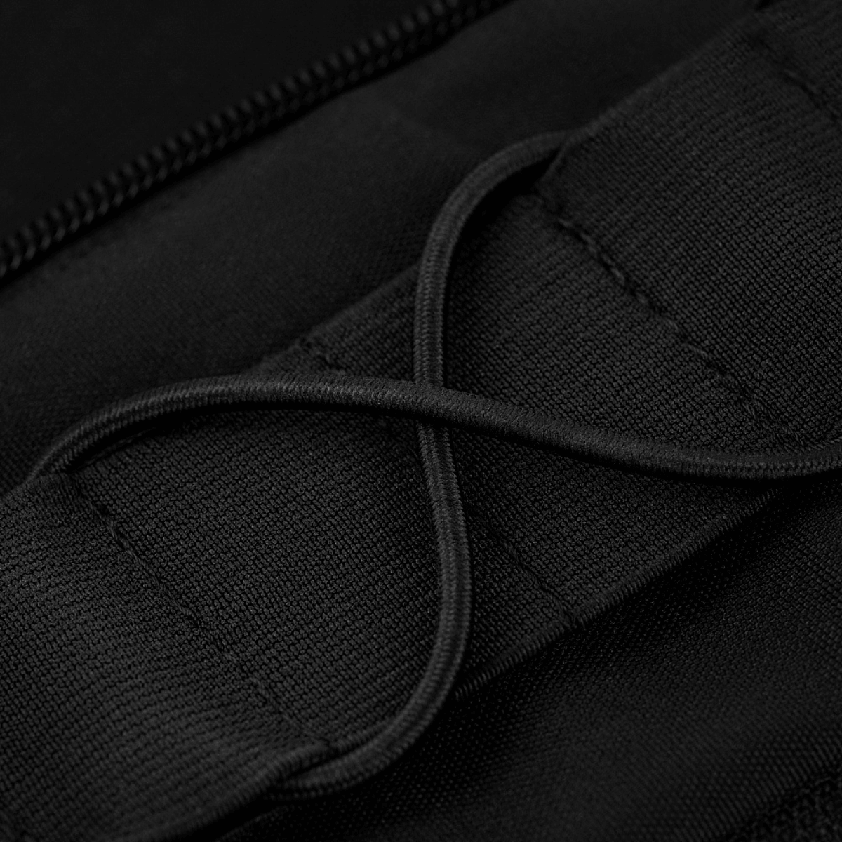 Musta kumi ja hihnat M-Tac Medical Pouch Elite Rip Offissa nopeaan pääsyyn ja tehokkaaseen järjestelyyn hätätilanteissa.