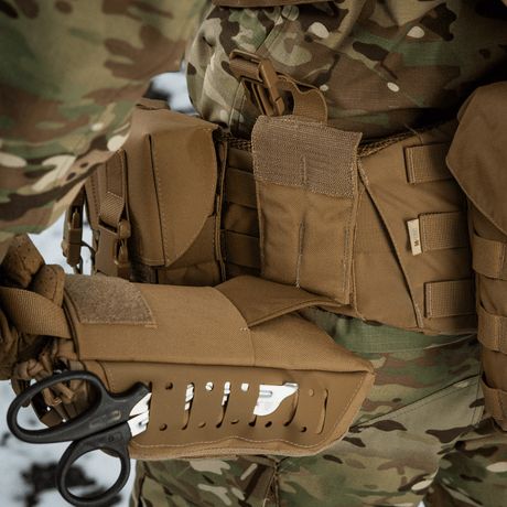 M-Tac Medical Pouch Elite Rip Off sotilaspuvussa, kahvalla ja joustavalla sisäisellä järjestelyllä.