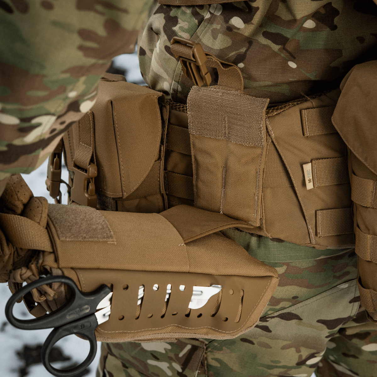 M-Tac Medical Pouch Elite Rip Off sotilaspuvussa, kahvalla ja joustavalla sisäisellä järjestelyllä.
