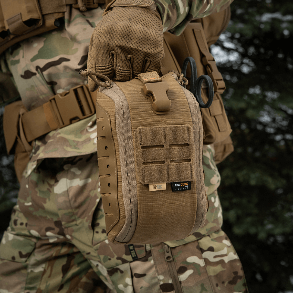 M-Tac Medical Pouch Elite Rip Off kiinnitetty taktiseen varustukseen, valmiina toimintaan.
