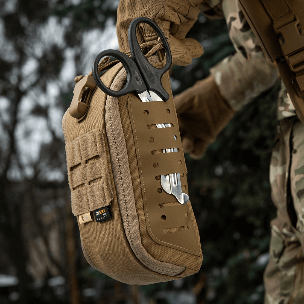 M-Tac Medical Pouch Elite Rip Off käytössä, taktinen ensiapupussi nopealla avauksella ja järjestetyllä sisällöllä kriittisiin tilanteisiin.