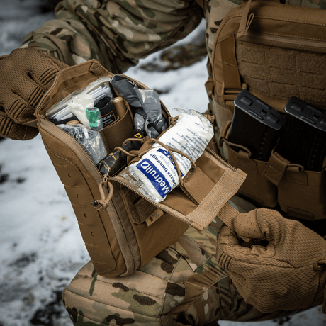M-Tac Medical Pouch Elite Rip Off käytössä, pussin kahvan avaus ja järjestetty sisältö esillä.