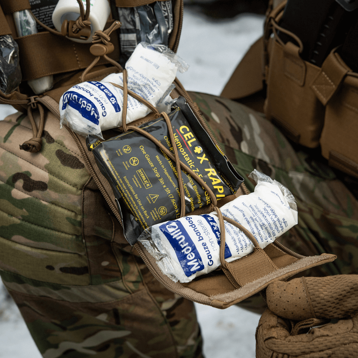 M-Tac Medical Pouch Elite Rip Off avattuna käytössä, joustavat hihnat ja järjestetyt ensiapuvälineet.