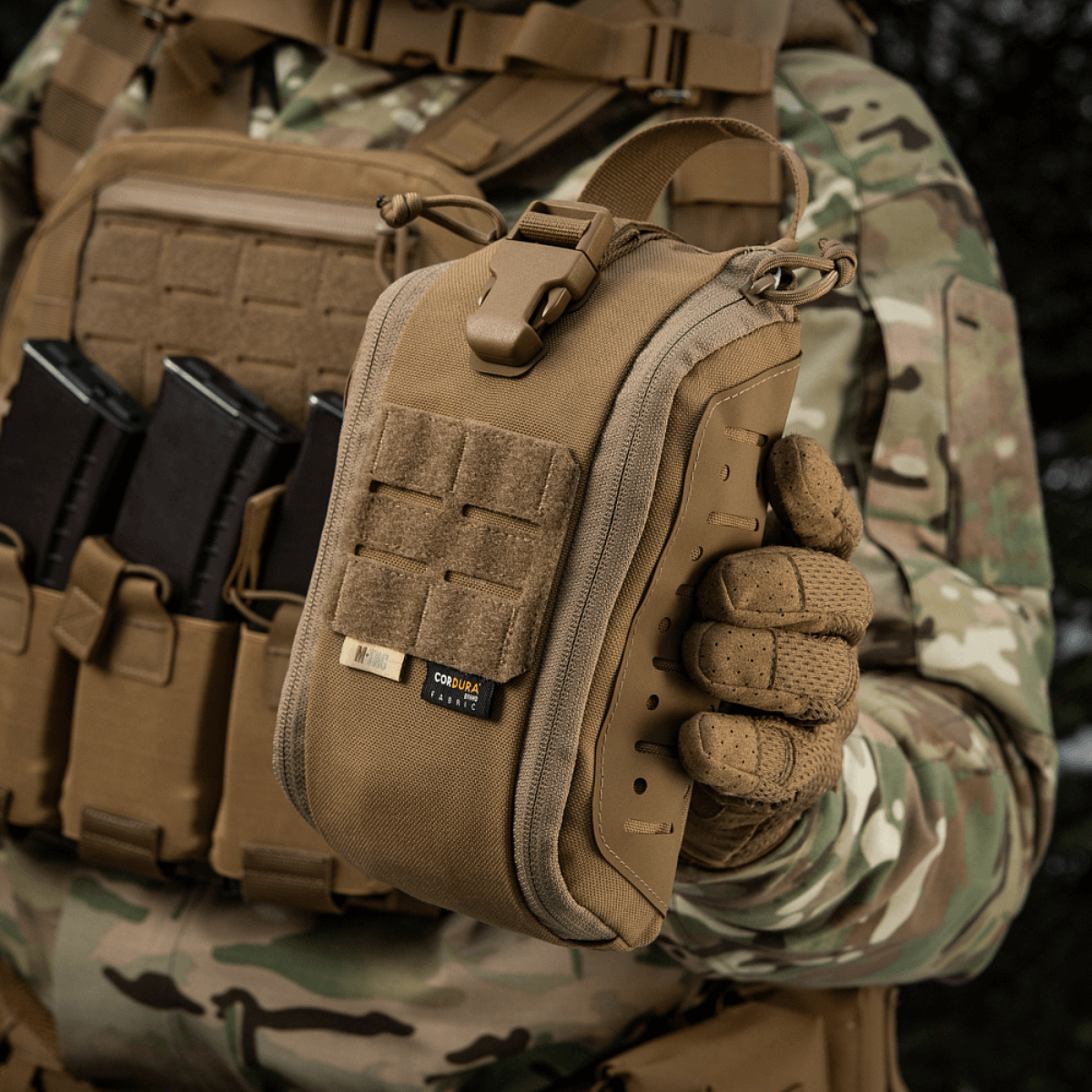 M-Tac Medical Pouch Elite Rip Off toiminnassa, taktinen ensiapupussi valmiina välittömään käyttöön.