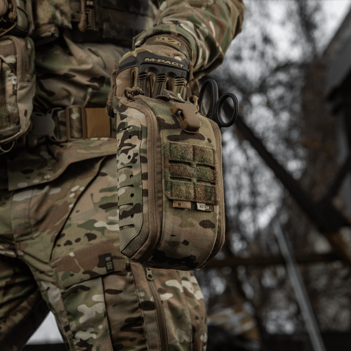 M-Tac Medical Pouch Elite Rip Off käytössä sotilaan maastopuvussa, esittelee kestävyyttä ja nopeaa pääsyä varusteisiin