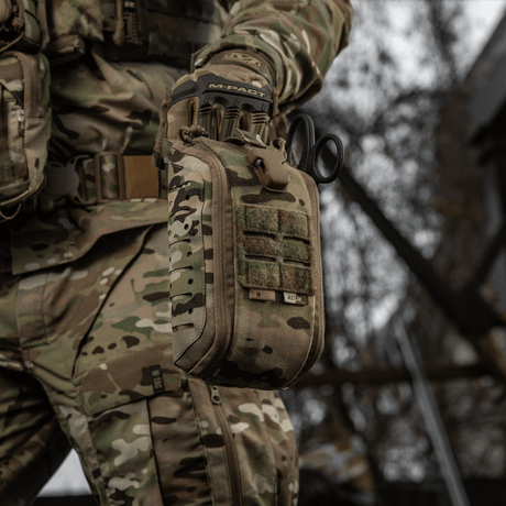 M-Tac Medical Pouch Elite Rip Off käytössä sotilaan maastopuvussa, esittelee kestävyyttä ja nopeaa pääsyä varusteisiin