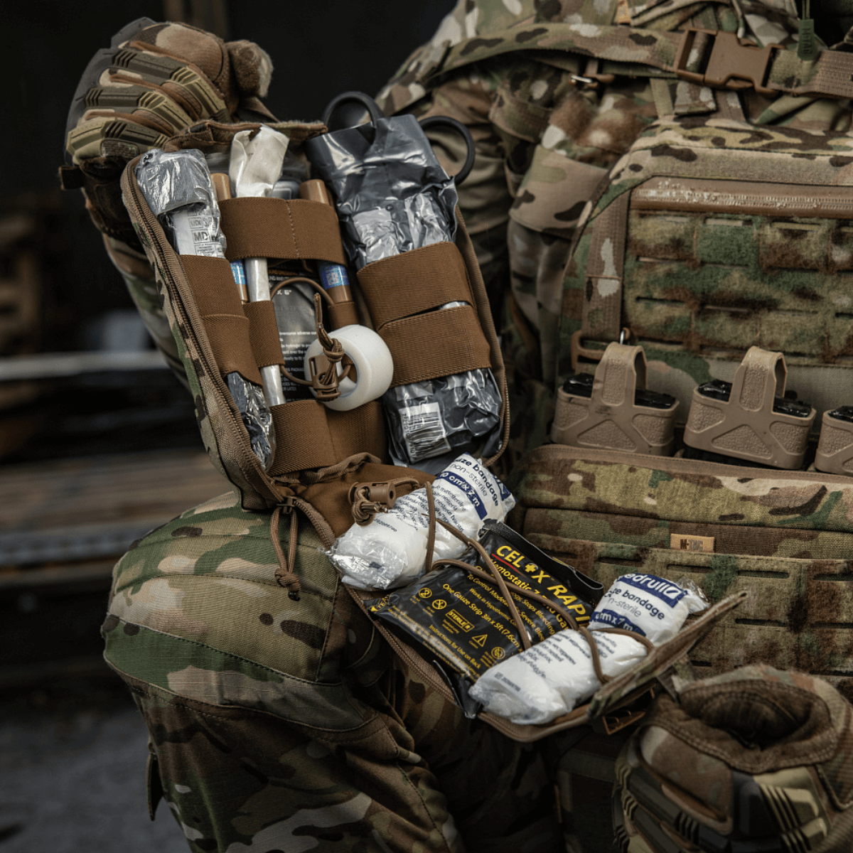 M-Tac Medical Pouch Elite Rip Off sisältö järjestetty joustavilla hihnoilla nopeaan ja tehokkaaseen käyttöön hätätilanteissa