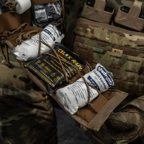 M-Tac Medical Pouch Elite Rip Off ensiapupaketilla, avattu näyttämään järjestetty sisältö kriittisissä tilanteissa, ruskea taktinen laukku