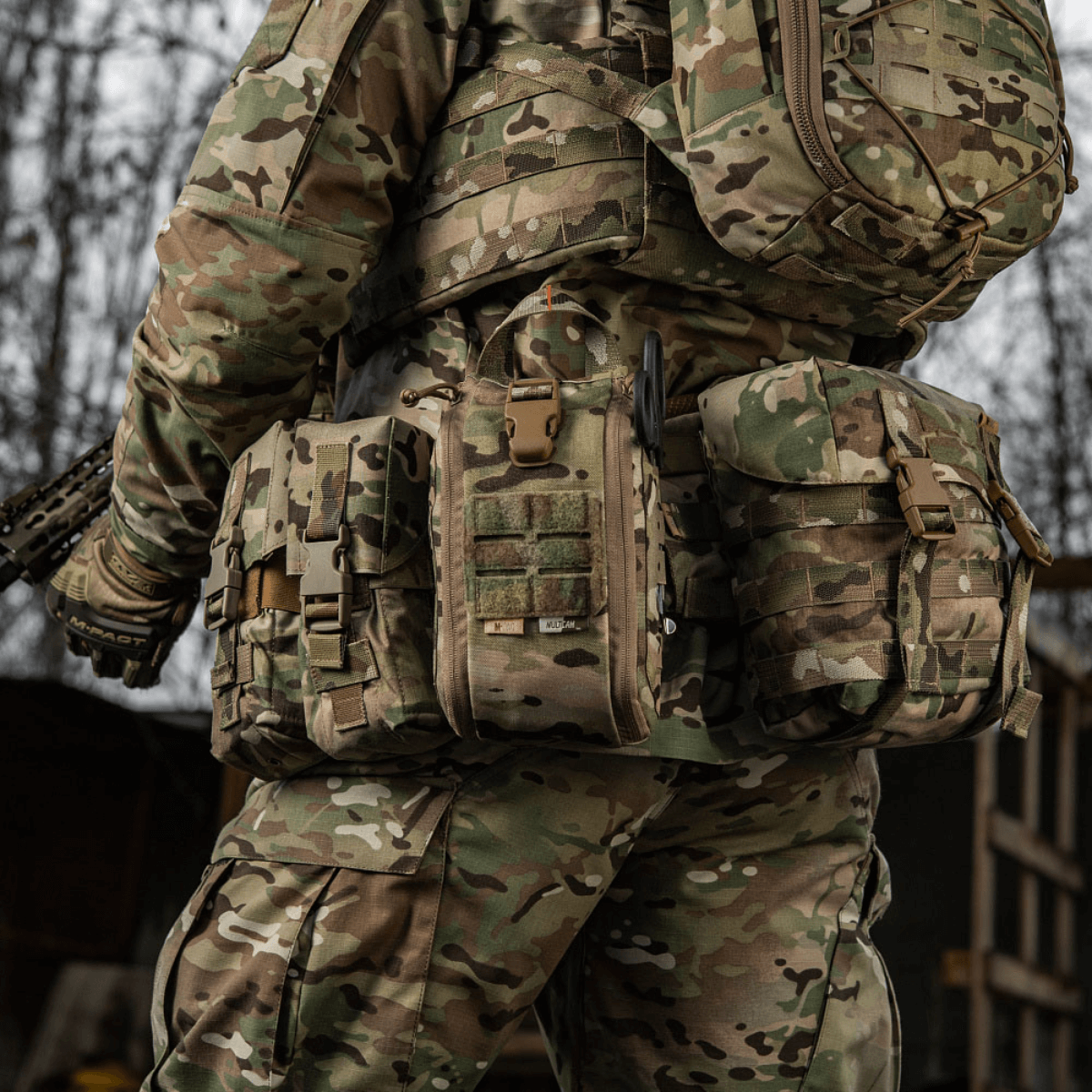 Sotilas maastopuvussa M-Tac Medical Pouch Elite Rip Off -ensiapupussin kanssa nopeaan pääsyyn lääkintävarusteisiin.