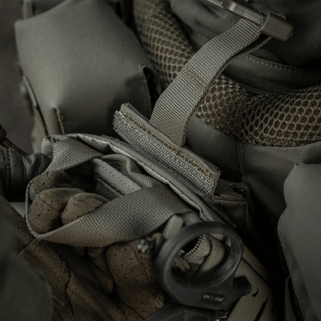 M-Tac Medical Pouch Elite Rip Off kiinnitetty taktiseen rinkkaan, valmis nopeaan pääsyyn kriittisissä tilanteissa