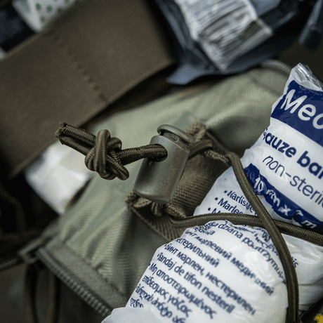 Lähikuva M-Tac Medical Pouch Elite Rip Off -laukusta lääkintävälineineen ja joustavine hihnoineen tehokkaaseen järjestelyyn