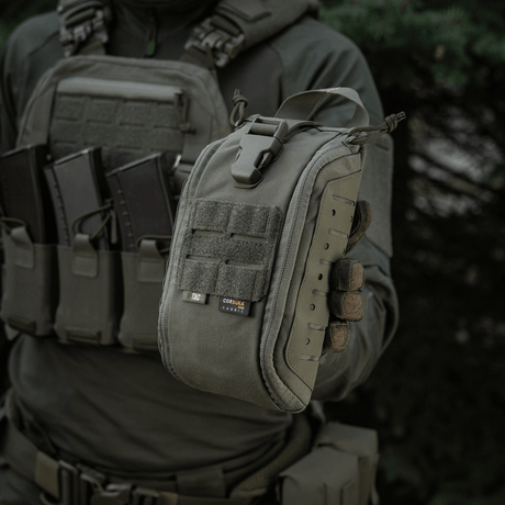 M-Tac Medical Pouch Elite Rip Off käytössä, sotilaan pitämä taktisen varustuksen kanssa, valmis nopeaan pääsyyn kriittisissä tilanteissa