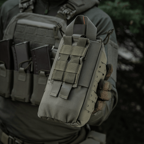 M-Tac Medical Pouch Elite Rip Off, henkilön pitämä taktista varustusta käyttäen; kompakti ensiapupussi nopeaan pääsyyn