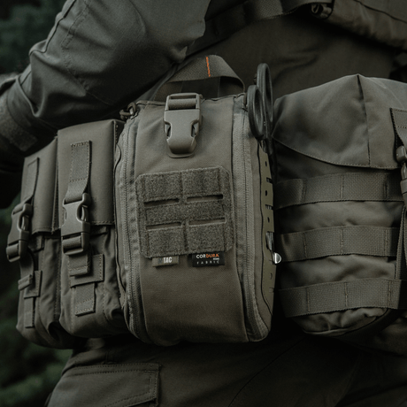 Kuva M-Tac Medical Pouch Elite Rip Off -taktisesta ensiapupussista käyttäjäystävällisellä avaustavalla ja tehokkaalla organisoinnilla