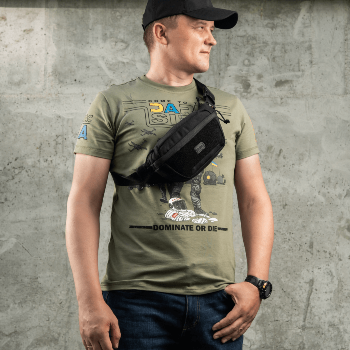 Mies käyttää M-Tac Tactical Waist Bag Gen.II Elite mustaa, sopii taktiseen ja arkikäyttöön, tehty kestävästä Cordura 1000D -materiaalista
