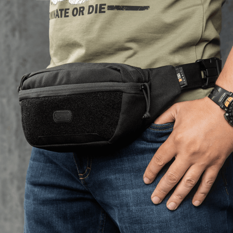 M-Tac Tactical Waist Bag Gen.II Elite vyölaukku valmistettu kestävästä Cordura 1000D:stä, kantajana henkilö farkuissa