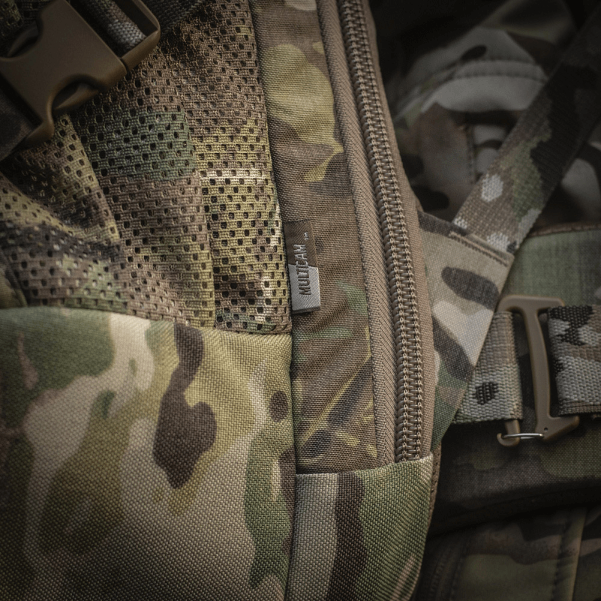 M-Tac Rygsæk Large Gen.III Elite kestävässä Cordura-materiaalissa, camouflagedesign, tiivis sulku ja säädettävät remmit, korostaa kestävyyttä.
