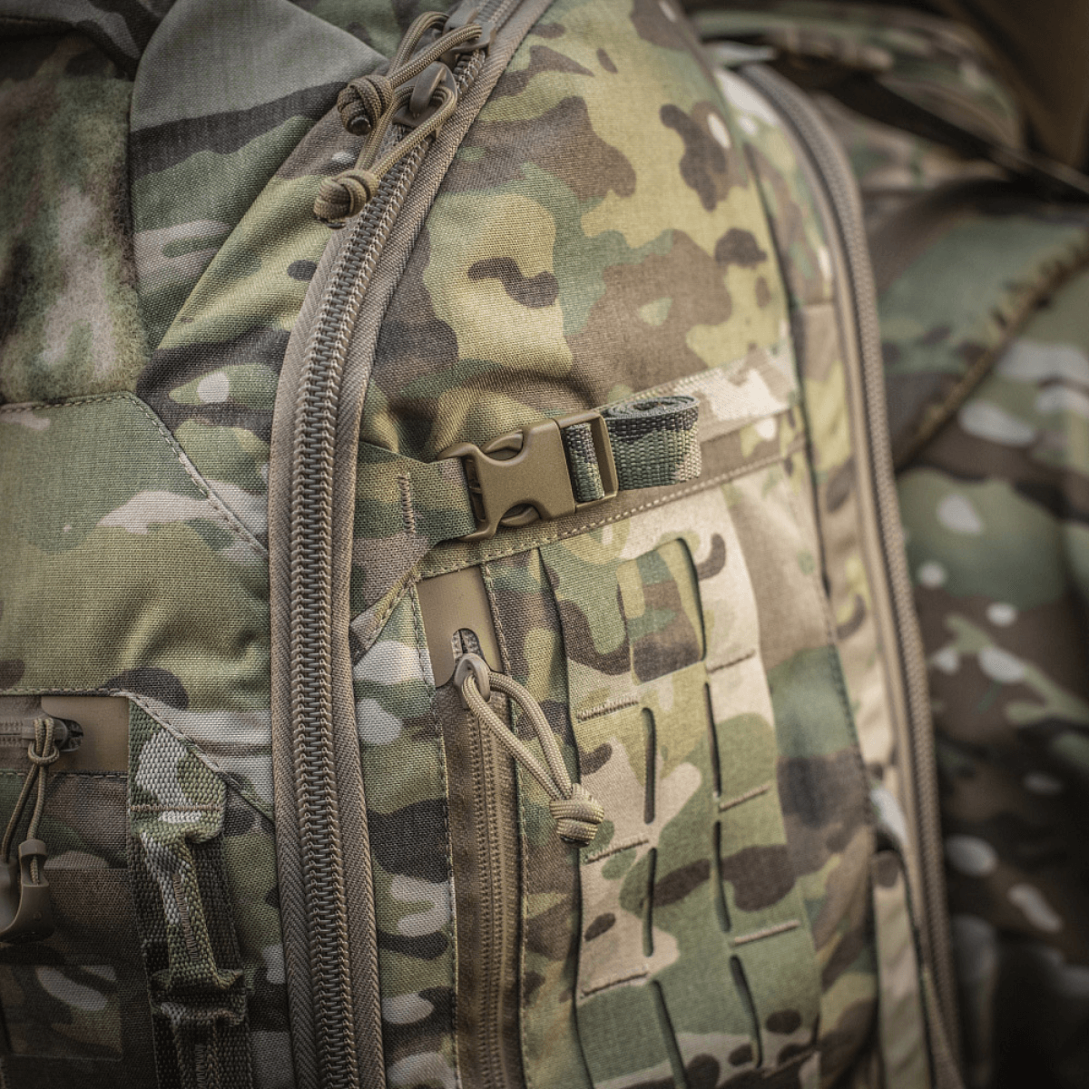 M-Tac Rygsæk Large Gen.III Elite camouflagemallissa, näyttää kestävät vetoketjut ja remmit taktista käyttöä varten.