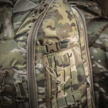 M-Tac Rygsæk Large Gen.III Elite camouflagemallissa, näyttää kestävät vetoketjut ja remmit taktista käyttöä varten.