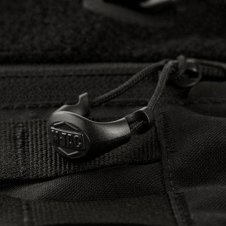 Yksityiskohta M-Tac Rygsæk Gen.II Elite Large -repusta kestävässä Cordura-materiaalissa, vahvat saumat ja vetoketjun vetimet näkyvissä.